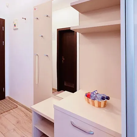 Elizabeth Apartment *